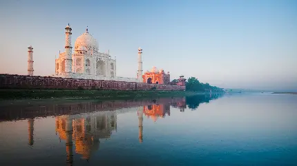 تصویر بسیار با کیفیت از تاج محل کشور هند در کنار دریاچه آبی