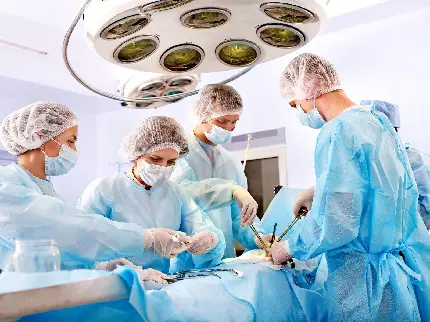 عکس پزشکان جراح در اتاق عمل برای پروفایل دانشجویان پزشکی