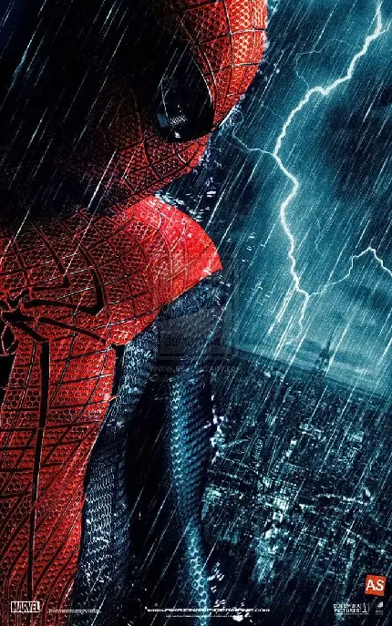 عکس مرد عنکبوتی با بک گراند رعد و برق و شب بارانی
