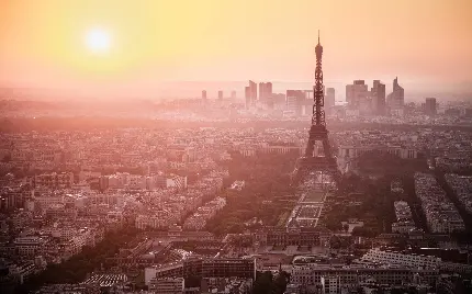 عکس برج ایفل در غروب خورشید در پاریس فرانسه برای والپیپر گوشی