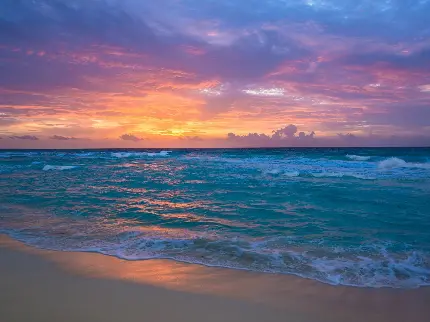 تصویر ساحل آرام و امواج دریای متلاطم در یک غروب کم نظیر برای چاپ برو تخته شاسی