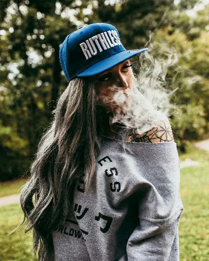 عکس سیگار در دست پسر طبیعی