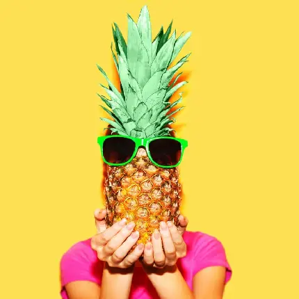 عکس آناناس با عینک دودی در دست انسان با کیفیت بالا