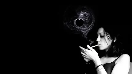 عکس سیگار کشیدن لاکچری دختر عاشق با پس زمینه مشکی و سیاه