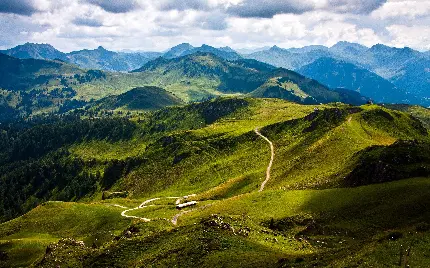 عکس منظره کوهستان های سر سبز در فصل قشنگ بهار برای بک گراند موبایل