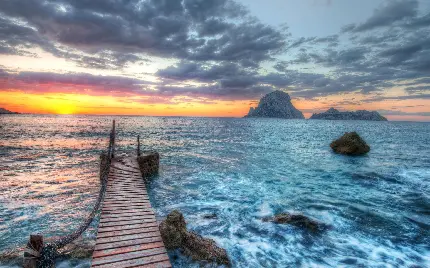 تصویر فوق العاده زیبا از پل چوبی روی امواج اقیانوس در تلألو نور خورشید با کیفیت Full HD