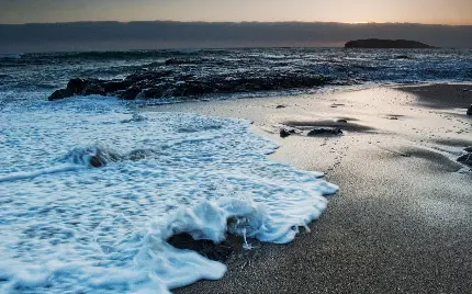تصویر زمینه امواج اقیانوس در ساحل شنی با کیفیت HD