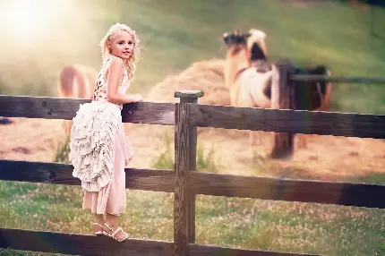 عکس کیوت و دوست داشتنی از دختربچه زیبا در مزرعه برای پس زمینه