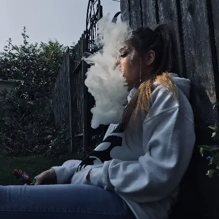 عکس سیگار در دست پسر طبیعی