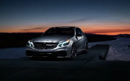 چاپ پوستر عکس مرسدس AMG E63 مغرور و جذاب در میان تاریکی شب