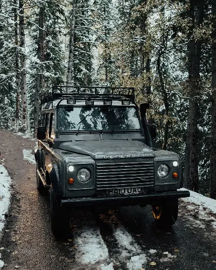 دانلود والپیپر ماشین لندرور باحال و خفن با رنگ طوسی در جنگل برفی