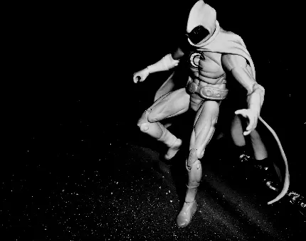 عکس مجسمه شوالیه ماه Moon Knight مون نایت با بک گراند سیاه