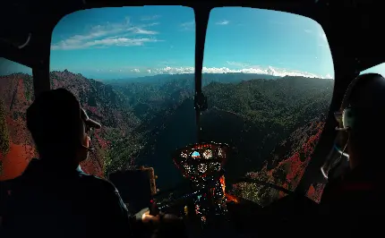 تصویر منظره چشم نواز از نمای کابین خلبانان هواپیما با جزئیات دلپذیر طبیعت برای پس زمینه ویندوز