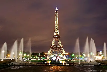 تصویر زیبا و دیدنی برج ایفل همیشه زیبا و چراغانی در دل تاریکی در پاریس