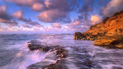 دانلود تصویر اقیانوس در کنار صخره و ابر های زیبا با ترکیب رنگی فوق العاده