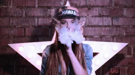 تصویر دختر سیگاری با دود برای پروفایل و بک گراند گوشی