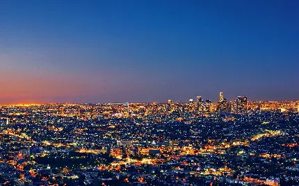 عکس زمینه شهر لس آنجلس با برج های مشهور در مرکز و آسمان آبی