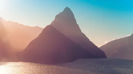 بک گراند 9K کوهستان در زیر نور زرد رنگ خورشید مخصوص لپ تاپ