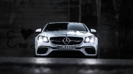 چاپ پوستر مرسدس بنز  AMG E63 سفید یخچالی در میان تاریکی محض