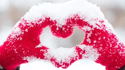 بهترین عکس پروفایل عاشقانه شاد و دو دست و ساختن یک قلب زیبا در فصل زمستان