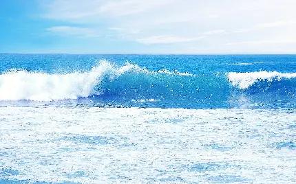 والپیپر دل انگیز اقیانوس آبی روشن با امواج زلال و زیبا برای دسکتاپ