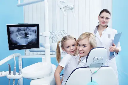 عکس کودک مو طلایی در مطب دندانپزشکی مدرن و لوکس
