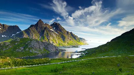 عکس زیبا و رویایی طبیعت با کوه های نوک تیز و دریاچه کنار آن