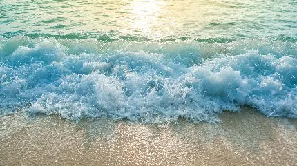 تصویر زمینه کف کردن امواج رویایی اقیانوس در لبه ی ساحل با کیفیت 8k