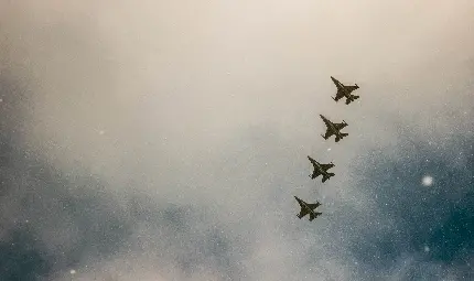 دانلود رایگان والپیپر ویندوز از پرواز جنگنده های بسیار دقیق در آسمان ابری با کیفیت بالا