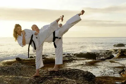 عکس استوک و وکتور زن و مرد کاراته باز با حرکت پا کیوکوشین برای بک گراند فوتوشاپ
