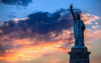 پس زمینه از مجسمه معروف آزادی واقع در نیویورک 