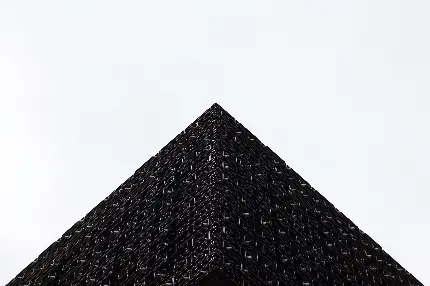 عکس تری دی و یا سه بعدی از هرم سیاه با بافت تکه ای برای پس زمینه موبایل