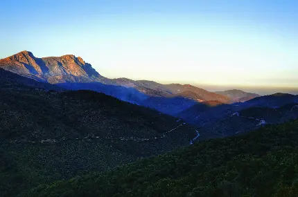 تصویر زمینه 5K طبیعت چشم نواز کوهستانی برای ویندوز 11