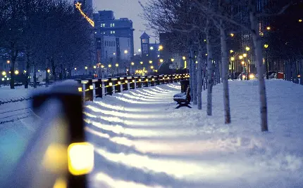عکس خیابان شهر با پیاده روی پوشیده از برف در شب زمستان برای پروفایل پسرانه