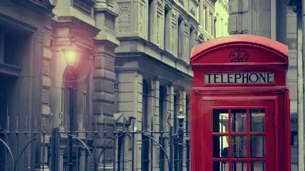 عکس از باجه تلفن واقع در خیابان معروف لندن