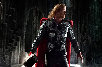 عکس پس زمینه کاراکتر ابر قهرمان ثور با شنل قرمز و موهای بلند جذاب