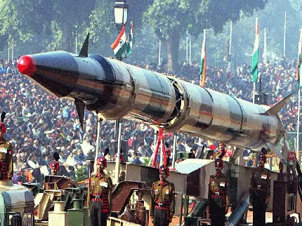 دانلود تصویر رونمایی از موشک بزرگ هندی با حضور مردم برای استوری و پست اینستاگرام
