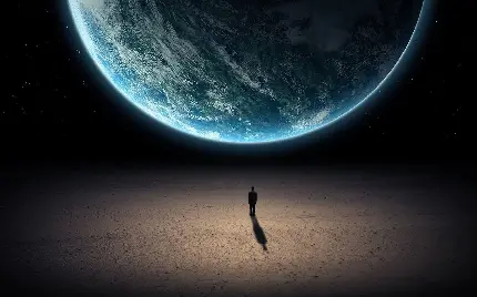 عکس جالب از آدم ایستاده مقابل کره زمین در شب مناسب پروفایل