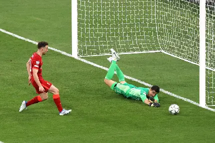 عکس واکنش تیبو کورتوا مقابل دیگو ژوتا در فینال لیگ قهرمانان اروپا 2022