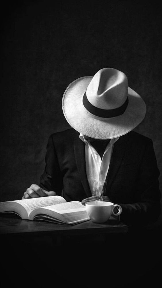 دانلود عکس برای پروفایل پسرونه با کلاه و کتاب سفید