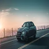 چاپ قاب موبایل و گوشی پس زمینه مرسدس بنز مشکی AMG E63 در میان جاده ها 