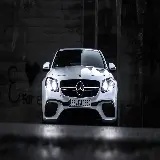 چاپ قاب موبایل و گوشی مرسدس بنز  AMG E63 سفید یخچالی در میان تاریکی محض