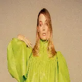 چاپ قاب موبایل و گوشی عکس مارگو رابی Margot Robbie با تیپ و لباس خردلی رنگ