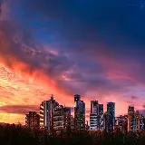 پس زمینه آسمان زیبای شهر با کیفیت 7K مخصوص ویندوز 11