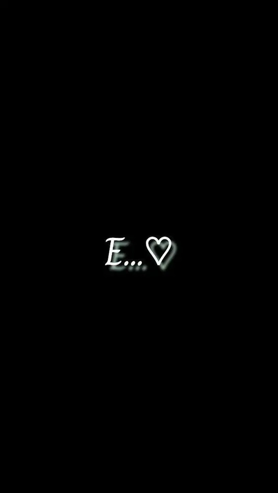 عکس عمودی حرف E با ایموجی قلب برای استوری عاشقانه 