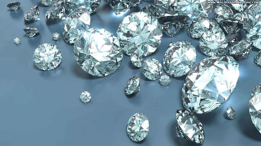 تصویر شاهکار از جواهرات و الماس های فوق العاده درخشان نقره‌ای