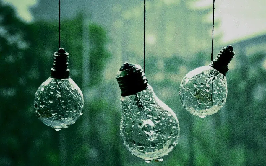 تصویر زمینه تماشایی با طرح لامپ آویزان شده در باران