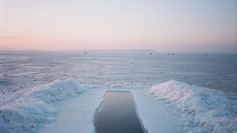 عجیب ترین تصویر سیبری از دریاچه یافت شده زیر برف 2022