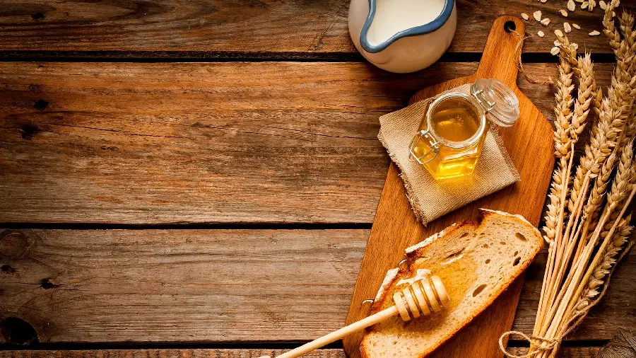 خاص ترین عکس عسل صبحانه با تم رنگی گرم و کدر برای محتوای سلامتی تلگرام 
