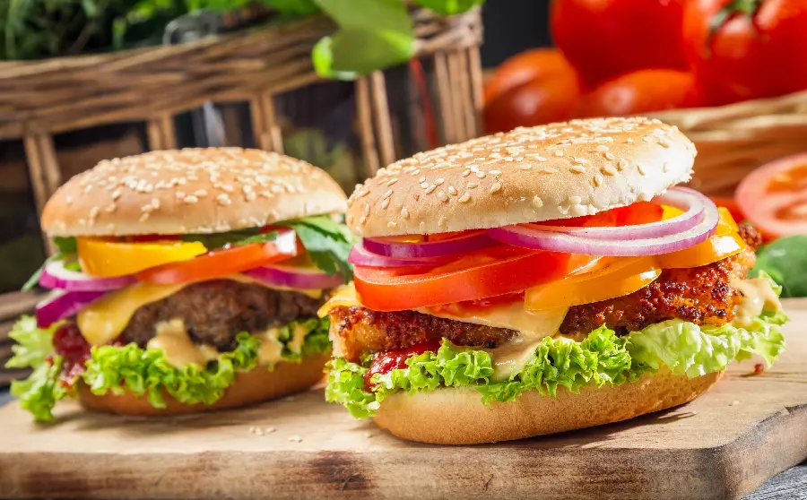 عکس استوک تماشایی از همبرگر و فست فود برای طراحی گرافیکی